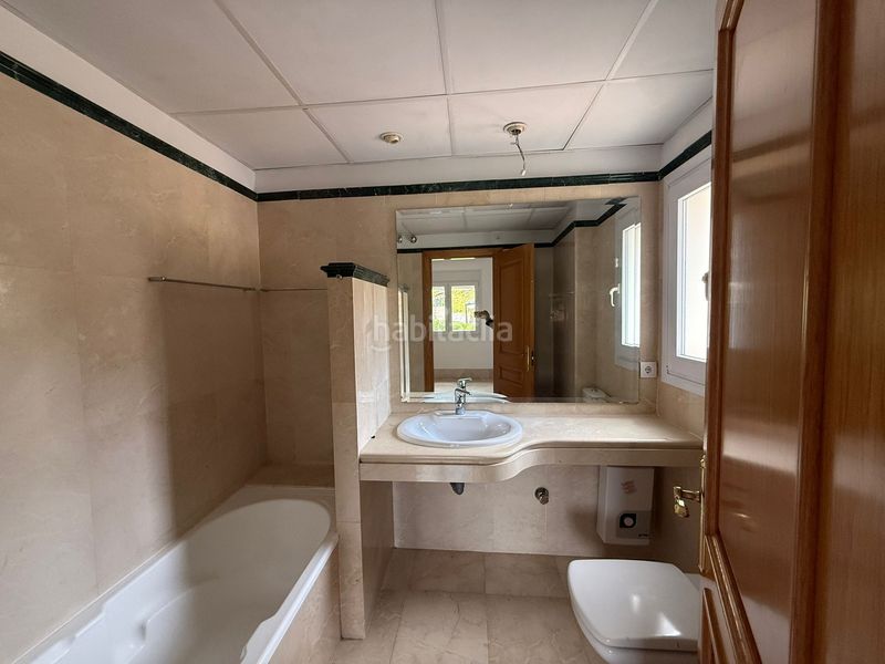 Foto b8c25db3-5345-4233-87ff-3e5435a0e62b. Casa adossada amb aparcament piscina a Santa Clara Marbella