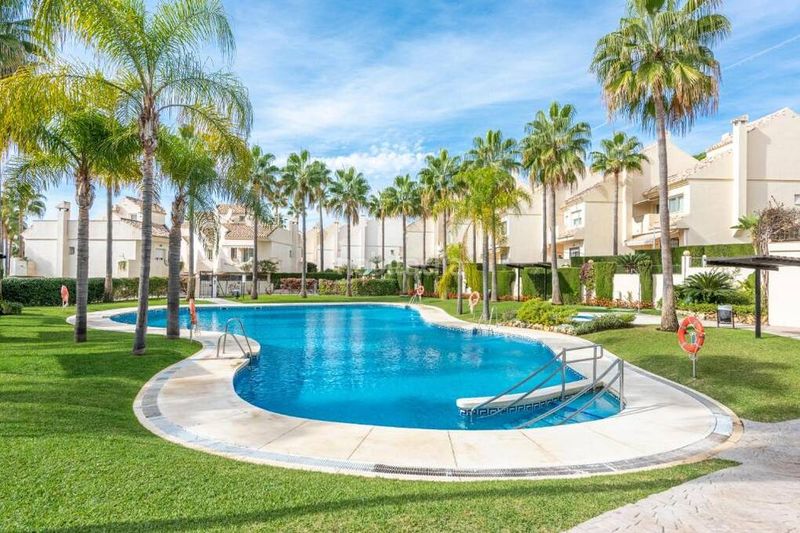 Foto 0c321c1e-989f-4e79-a557-6e0a29039ffe. Casa adossada amb aparcament piscina a Las Chapas - Alicate Playa Marbella