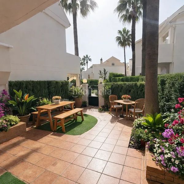 Foto 4e9deff0-2a6c-463f-9ce8-d3fc02042a0a. Casa adossada amb aparcament piscina a Las Chapas - Alicate Playa Marbella
