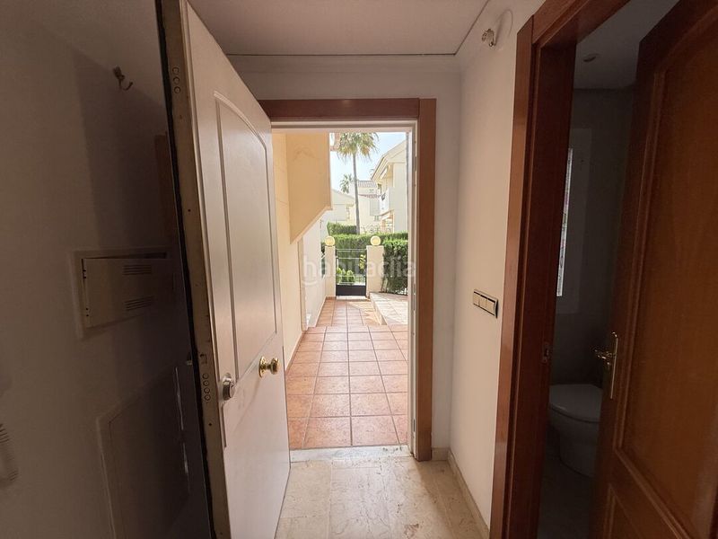 Foto fdb9e44d-b72c-4149-b2e5-bf036b79b363. Casa adossada amb aparcament piscina a Las Chapas - Alicate Playa Marbella