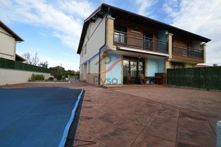 Casa adossada  Calle. Pyso vende impresionante chalet pareado en ajo.

impecable viv