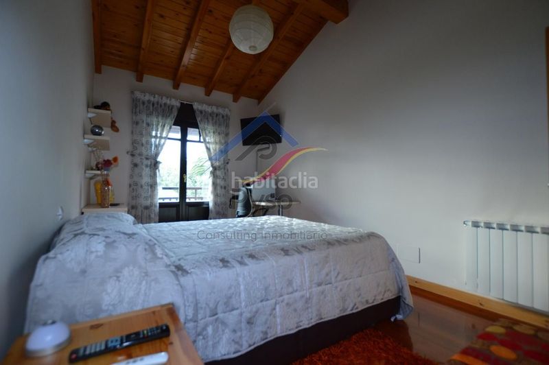 Foto 2ea4afbd-7dcc-47a4-9480-dfbbb7a881cf. Casa adossada amb calefacció aparcament piscina a Bareyo