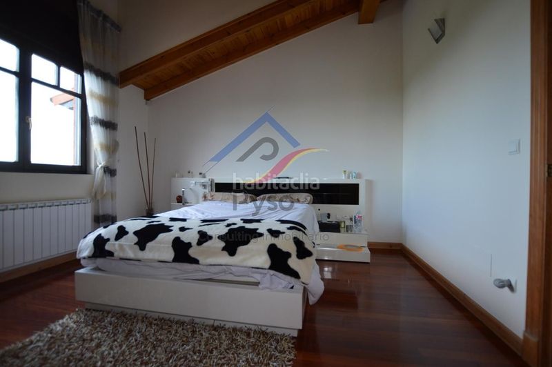 Foto 49303500-4159-415e-9b8d-2dc6098bee29. Casa adossada amb calefacció aparcament piscina a Bareyo