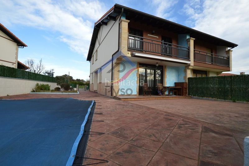 Foto 76bd228c-f480-4e4d-a7d2-4d4957e9cbb6. Casa adossada amb calefacció aparcament piscina a Bareyo