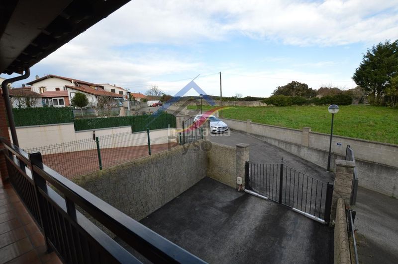 Foto aec6430e-3123-4912-86e5-65e9b255ea78. Casa adossada amb calefacció aparcament piscina a Bareyo