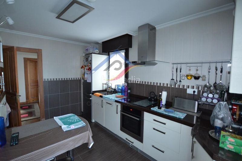 Foto bb7cee5b-b60b-471a-9ebd-765b505579ba. Casa adossada amb calefacció aparcament piscina a Bareyo