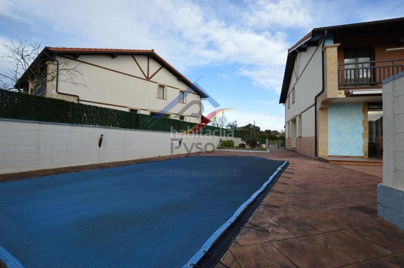 Foto d54c3c4d-134e-4098-b950-832e0a296a7f. Casa adossada amb calefacció aparcament piscina a Bareyo