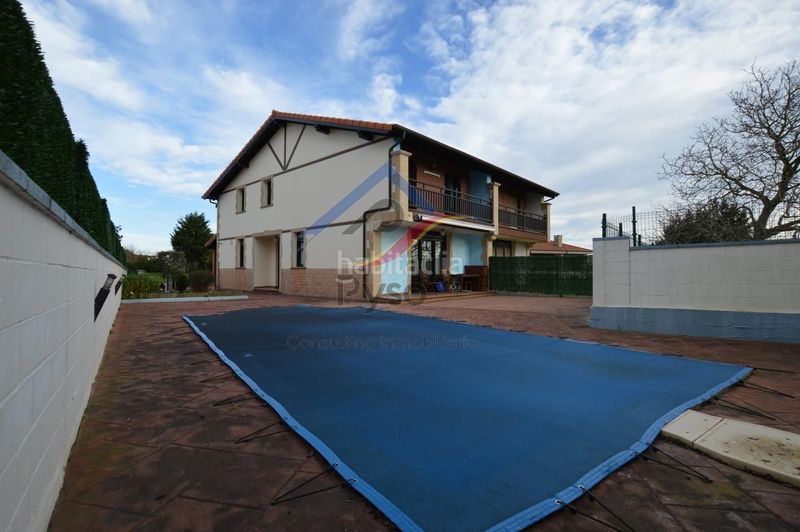 Foto e3fea0ff-c9bb-4cb8-8465-4cc161fc20c8. Casa adossada amb calefacció aparcament piscina a Bareyo