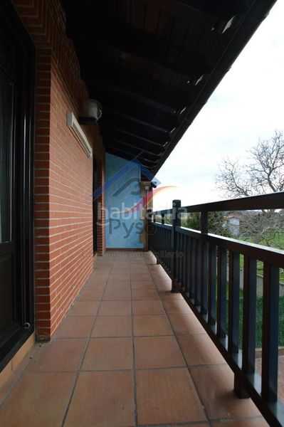 Foto e7f1c2d9-d701-4df5-b7cd-f6d5f9ae5af3. Casa adossada amb calefacció aparcament piscina a Bareyo