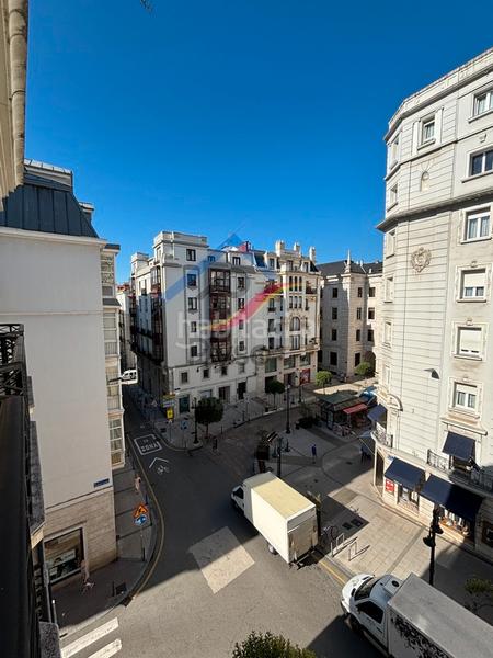 Foto e71deff7-780c-452b-8c08-95bfc2c21cea. Rent duplex in calle hernán cortés 1 in Centro - Ayuntamiento Santander