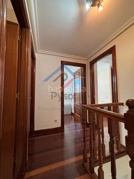 Foto deea7818-9c2f-435d-bf8a-ce54ae2880d6. Miete zweistöckige wohnung in calle hernán cortés 1 in Santander