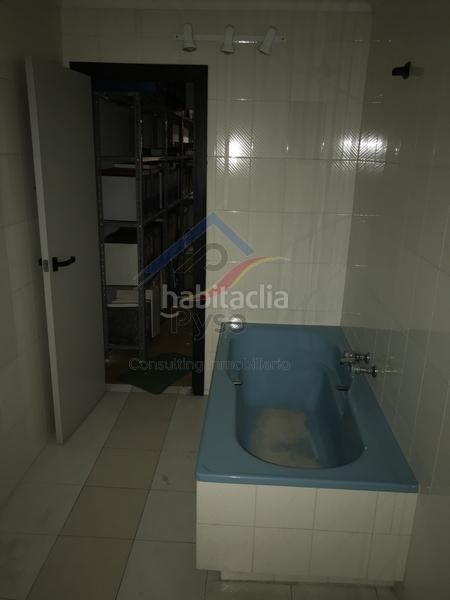Foto 4f838467-1487-4acb-8215-72fcbea79635. Local comercial a Centro - Ayuntamiento Santander