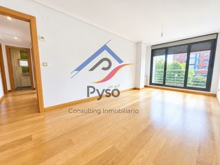 Flat  Calle la torre. Vivienda de reestreno con garaje doble y luz sur en urbanización