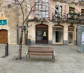 Alquiler Local Comercial en Atxuri. Se alquila local comercial en la plaza de la encarnación en atxu