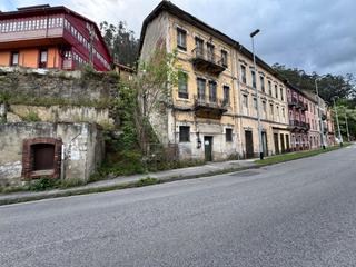 Edifici a Mieres - cs estacion figaredo 16. Edificio destinado a molino de tres alturas para reformar en ven