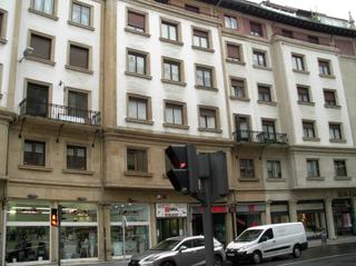 Local Comercial en Puente-zubia plaza 2. Se vende local en buena zona de paso de las arenas.