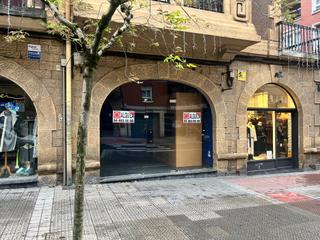 Location Local commercial à Bidearte kalea 6. Local en la zona más comercial de las arenas.