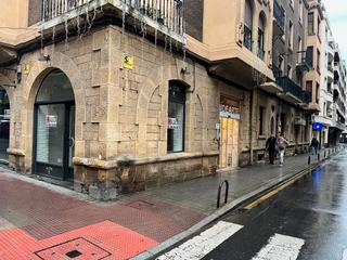 Lloguer Local Comercial a Bidearte kalea 6. Local en esquina en la calle más comercial de las arenas.