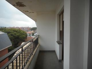 tic  Kalea cristobal valdes. tico con terraza en zona residencial de neguri.