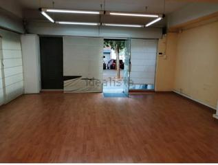 Location Local commercial à Carrer del pont del treball digne 9. Local esquinero 51 m2