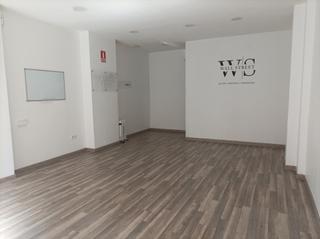 Local Comercial a Plaça pere iv 3. Local 48 m2 reformado en el centro