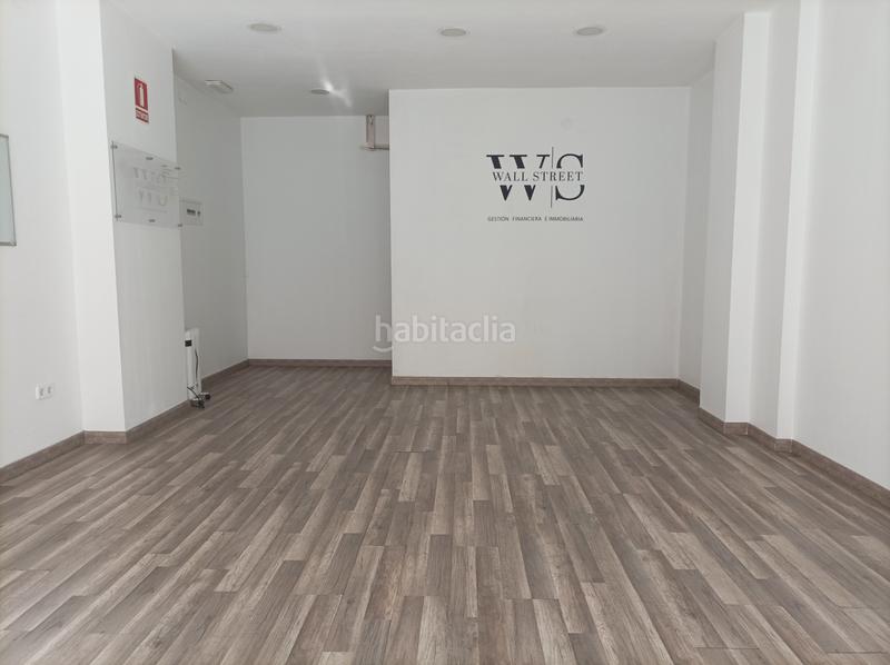 Foto daf3dc02-4f87-4070-bc27-93375fa418c3. Local comercial en plaça pere iv 3 local 48 m2 reformado en el centro en Llagosta (La)