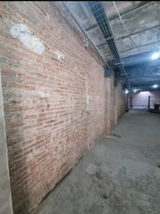 Location Local commercial à Carrer de castillejos 17. Local de 204m2 en bufala con vado en vigor.
