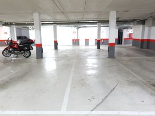 Parking voiture  Avenida la lostra. Plaza de garaje amplia en planta baja del edificio.