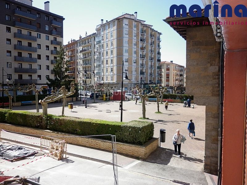 Foto dcb3bdb5-52f9-4ed6-bfe7-03bc3aebebde. Local comercial a calle de las maestras 3 a Burlada