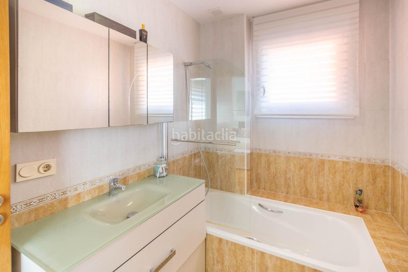 Foto f6e1e9f8-5023-481c-9f06-e01a235dbc60. Casa adossada a calle iparberoki 59 a Beriáin