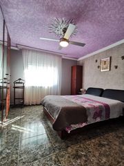 Chalet in Cervera. Chalet con 5 habitaciones con parking