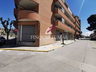 Locale commerciale in Carrer hort de la trilla 14. Amplio local comercial en esquina con gran fachada y visibilidad