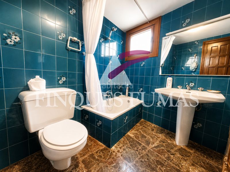 Foto fc8c329f-3a18-4a06-8560-4b001a897f21. Casa amb xemeneia aparcament a Montoliu de Segarra