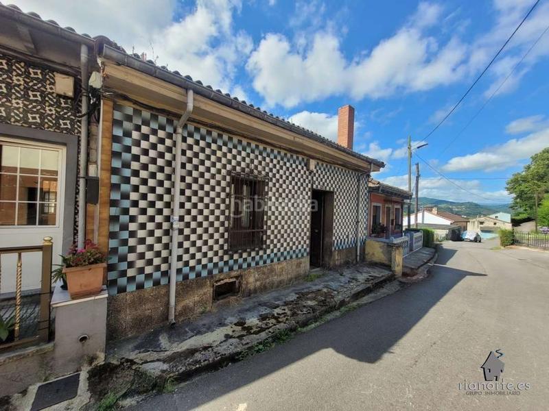 Foto b01212a5-73e3-4e39-9397-aa788e39a27f. Casa  de planta baja y piso con patio trasero, en la vega, pando, para reformar. infórmese !! en Langreo