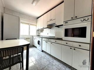 Lloguer Pis  Calle cándido fernández riesgo. Piso de dos dormitorios y baño con plato de ducha en sama.  cons