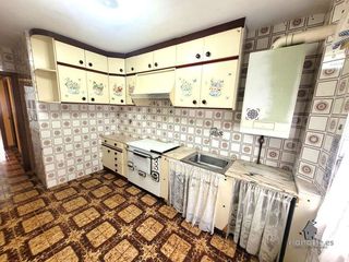 Etagenwohnung  Calle ramón bautista clavería. Piso de tres dormitorios, con baño y aseo en la felguera  consúl