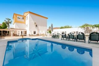 Maison jumelée à Sant Llorenç des Cardassar. Se vende amplio chalet en sa coma