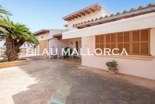 Casa aparellada a Cala Millor. Se vende chalet con jardãn y garaje en cala millor