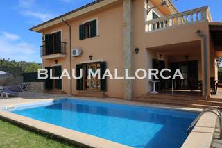 Casa aparellada a Son Servera Poble. Chalet en son servera de estilo clãsico