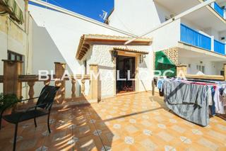 Casa aparellada a Cala Ratjada. Edificio en cala ratjada con local y varios apartamentos