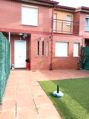 Maison jumelée  Calle peña gembres. Chalet adosado en anguciana. 210. 000 €. distribuido en 2 planta