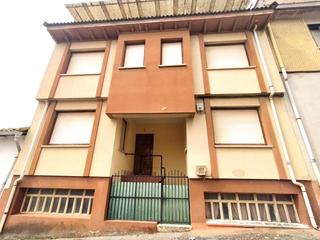 Maison jumelée à Calle san martín 20. Casa en zarratón situada en la plaza de la constitución en el pr
