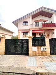 Maison jumelée à Calle mirasierra 13. Bonito chalet pareado en anguciana con jardín privado y urbaniza