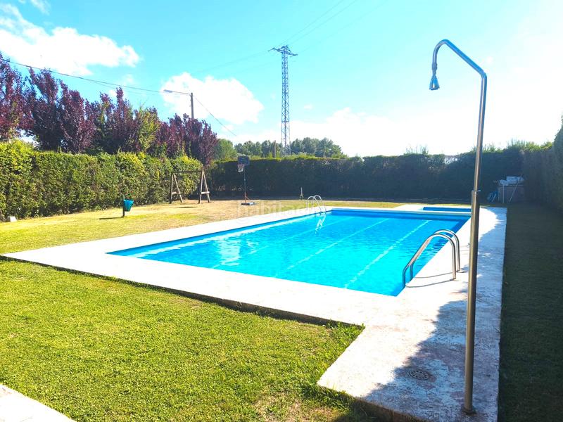 Foto 40ad872e-54c4-43ea-99d0-1bd184c525e6. Chalet oportunidad. . chalet adosado con terreno de 64 m2 y urbanización con piscina comunitaria en el precio de 168.800 €. en Cihuri