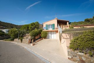 Chalet  Carrer de la roca de caltré. Fantástica finca en venta en port de la selva.
