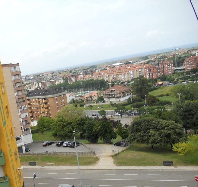 Foto eb971c1c-a72a-40ea-8caa-84f6e8797783. Lloguer pis amb calefacció aparcament a Los Castros Santander