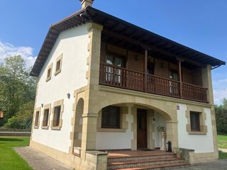 Casa  Barrio villasevil. Casa individual con gran jardin y piscina propia