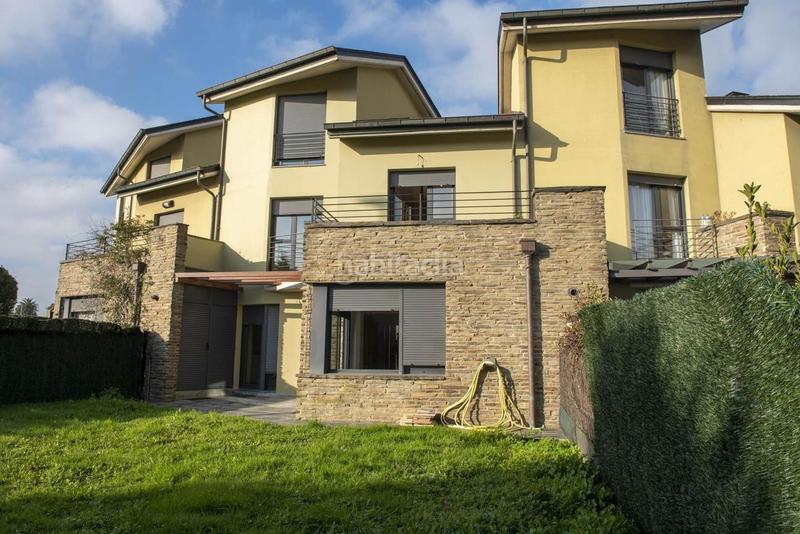 Foto c9e1b4a5-501d-47f5-825f-94db37851636. Casa adossada amb calefacció aparcament piscina a Santander