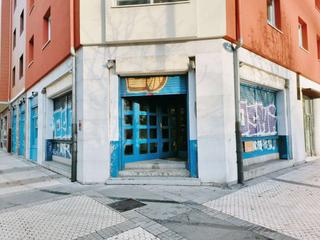 Local Comercial en Anoeta. Local en esquina con vistosos escaparates.