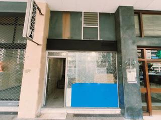 Local Comercial en Amara. Local comercial con vistoso escaparate.